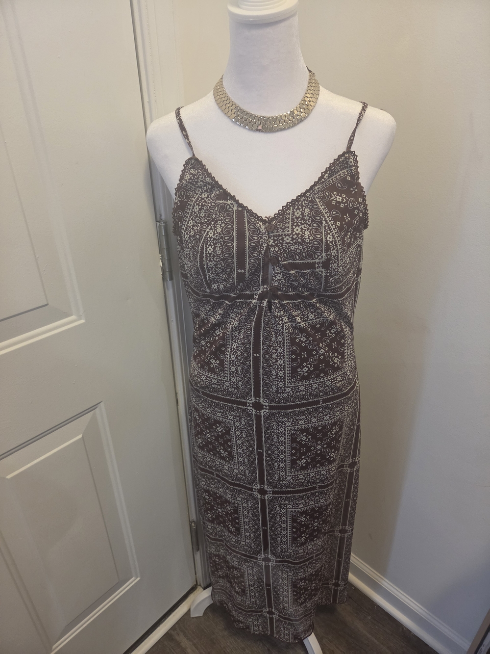JUNIORS PAISLEY PRINT BROWN CREME MAXI DRESS